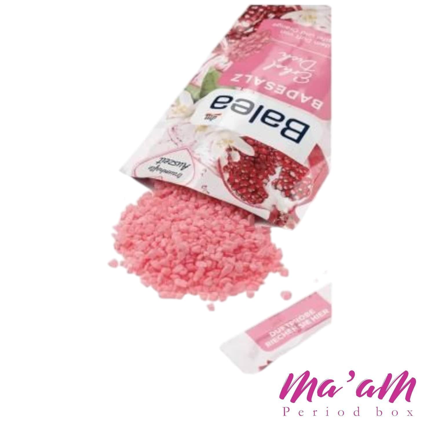 ریختن نمک حمام Balea در وان