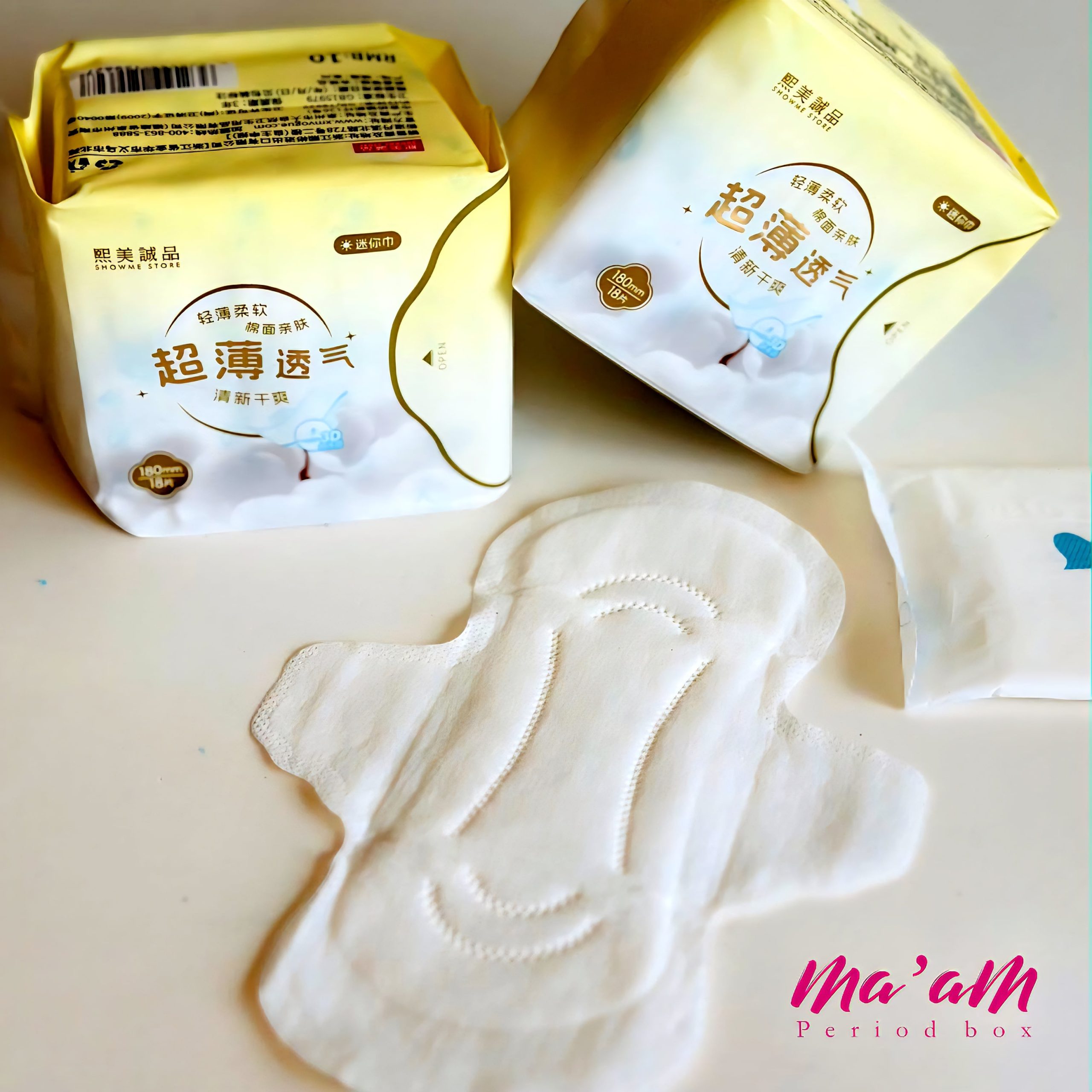 سه بسته نوار بهداشتی مینی Showme در کنار یک پد باز با زاویه متفاوت